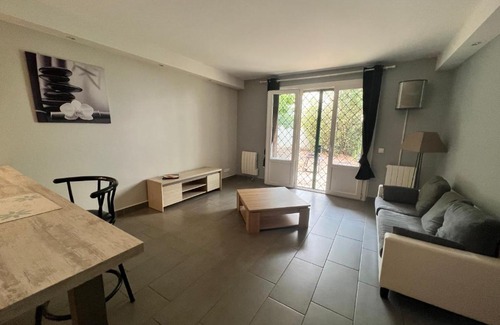 Saint-Eloi Apartment | Cozy T2 with Convenient Parking for Your Next Getaway