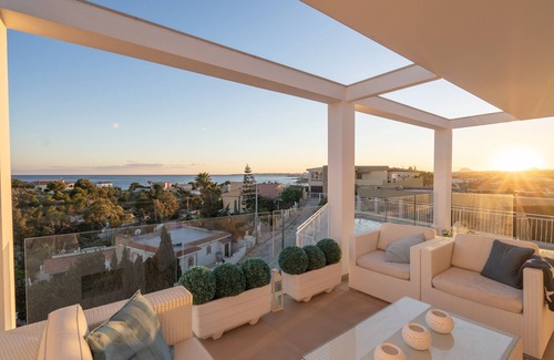 Coveta Fuma House | Beachfront Super Villa with Pool & Ocean Views for 10