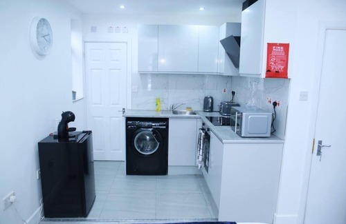 South Harrow Apartment | Comfortable 1-Bed Apartment in Harrow with Breakfast & Pets