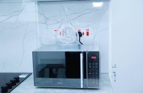 South Harrow Apartment | Comfortable 1-Bed Apartment in Harrow with Breakfast & Pets