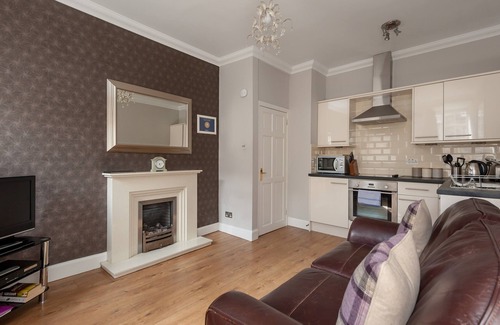Old Town Apartment | Ideal 1 Bedroom Retreat on Royal Mile, Steps from Castle