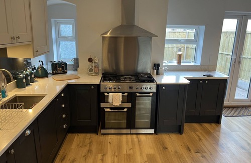 Stoke-on-Trent Apartment | Modern 2-Bed Apartment in Prime Location with Kitchen & Pets