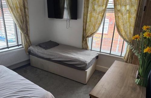 Stoke-on-Trent Apartment | Elegant 2-Bed Apartment in Prime Location, Pet-Friendly