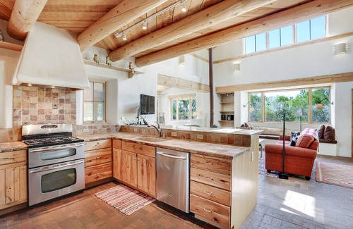 Abiquiu House | Exceptional 2 Bedroom Retreat with Ocean View & Pet Friendly
