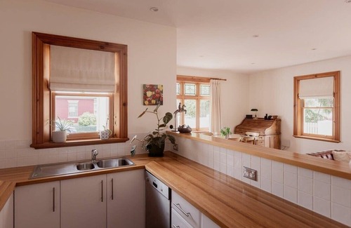 Battery Point House | Superb 2 bedroom home only steps from Salamanca