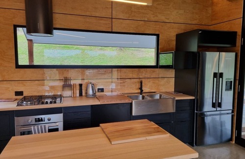 Mountain Bay House | Tranquil Villa with Lake View and Family-Friendly Amenities