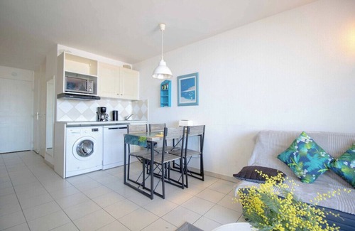 Theoule-Superieur Apartment | Elegant Sea View Suite with Balcony and Pool Access