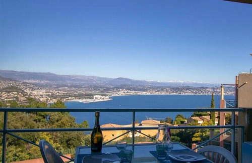 Theoule-Superieur Apartment | Elegant Sea View Suite with Balcony and Pool Access