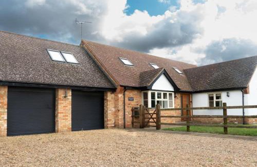 Wyton House | Pet-Friendly 4BD Retreat in Wyton & Houghton Village