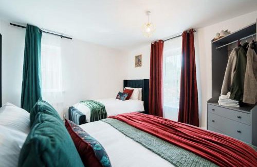 Killingbeck House | Family-Friendly 4BR New House with High Guest Ratings