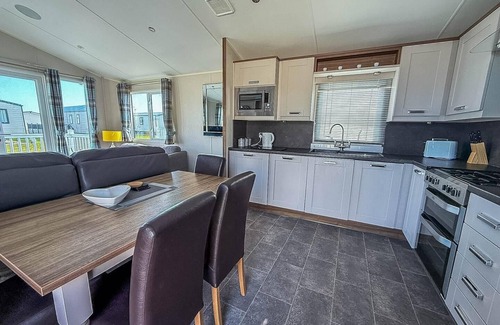 Hopton House | Inviting 4 Berth Caravan at Broadland Sands Holiday Park