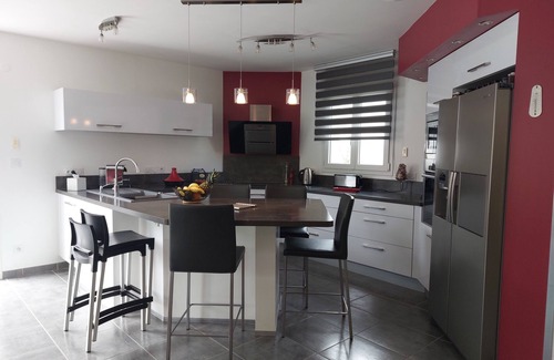 Castelnau-le-Lez Villa | Elegant Villa with Ocean View Near Lake Cres - 10/10 Rated