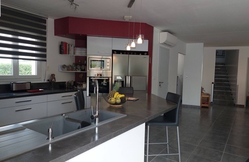 Castelnau-le-Lez Villa | Elegant Villa with Ocean View Near Lake Cres - 10/10 Rated