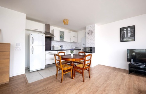 Chatenay-Malabry Apartment | Inviting Apartment with Expansive Terrace for Families