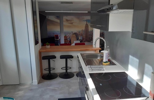 La Roche-Chalais Apartment | Elegant Le New York View Apartment with Terrace & Parking