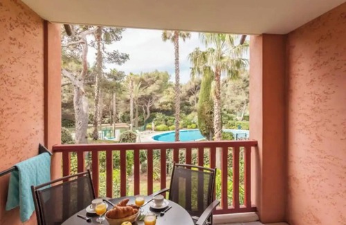 Giens Apartment | Beachside Retreat with Pool & Spa, Rated 10/10 by Guests