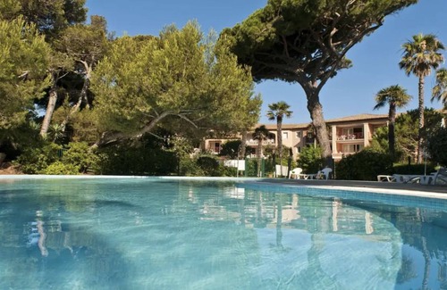 Giens Apartment | Beachside Retreat with Pool & Spa, Rated 10/10 by Guests