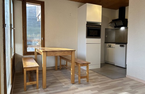 Les Deux Alpes Apartment | Elegant Coeur Station Apartment with Spa & Hot Tub Access