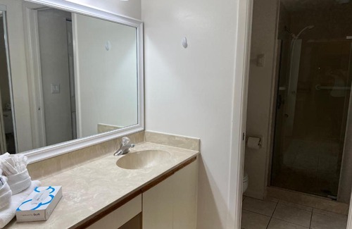 Trailer Estates Apartment | Elegant Apartment in Florida Near IMG with Ocean Views