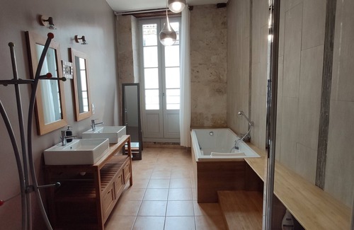 Lectoure Apartment | Prime Apartment in the Heart of Lectoure with Spa & Breakfast