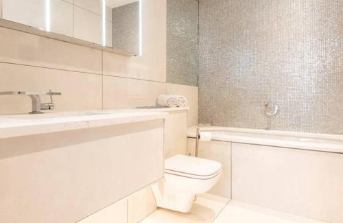 London City Centre Apartment | Elegant Apartment Steps from Buckingham Palace