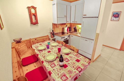 Lens Apartment | Top-Rated Apartment with Free Covered Parking & Breakfast