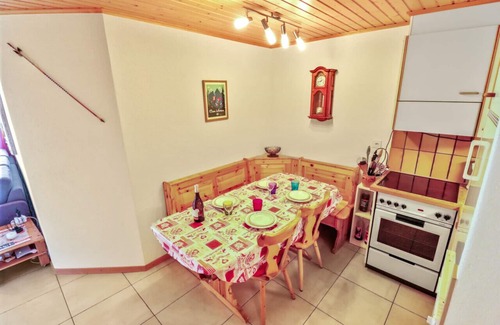 Lens Apartment | Top-Rated Apartment with Free Covered Parking & Breakfast