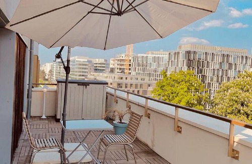 Bagneux Apartment | Elegant Apartment with Jacuzzi and Inviting Terrace
