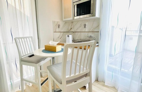 Bagneux Apartment | Elegant Apartment with Jacuzzi and Inviting Terrace