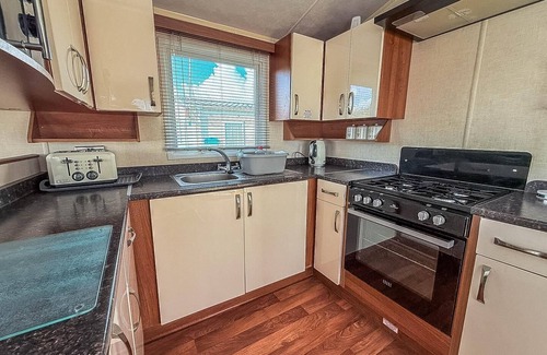 Walton on the Naze House | Superb caravan with decking and free WiFi at Naze Marine Park ref 17236C