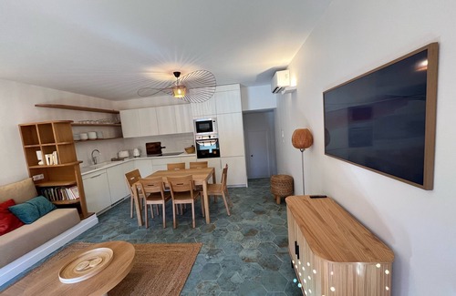 Porquerolles Apartment | Refurbished Waterfront Apartment with Ocean View and Spa