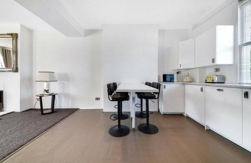 Ravenscourt Park Apartment | Top-Rated Contemporary Apartment with Family & Pet Amenities