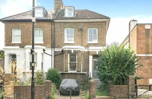 Ravenscourt Park Apartment | Top-Rated Contemporary Apartment with Family & Pet Amenities