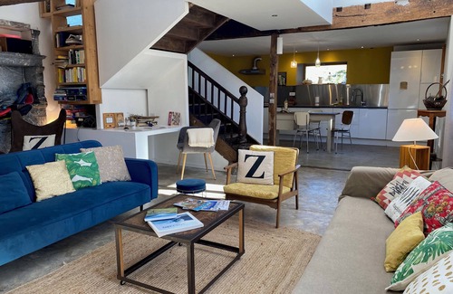 Issor House | Modern Gîte with Spa and Mountain Views, Pet Friendly
