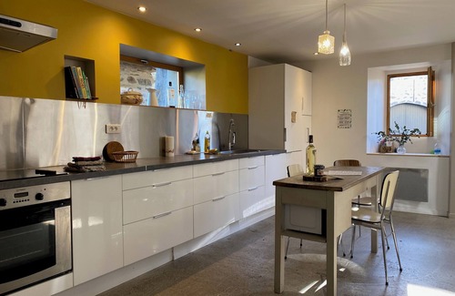 Issor House | Modern Gîte with Spa and Mountain Views, Pet Friendly