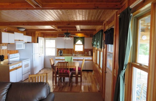 Annandale Cottage | Beautiful Cottage with Luxury Pontoon Boat & Amazing Amenities