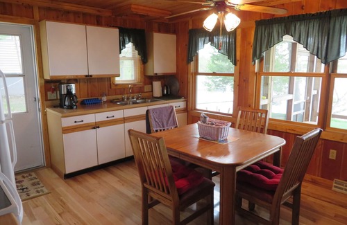 Annandale Cottage | Beautiful Cottage with Luxury Pontoon Boat & Amazing Amenities
