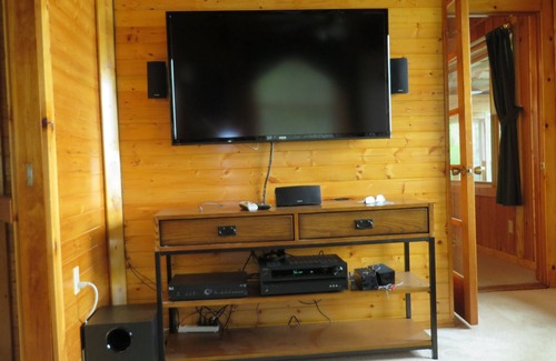 Annandale Cottage | Beautiful Cottage with Luxury Pontoon Boat & Amazing Amenities