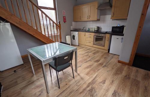 Clayton le Moors House | Budget-Friendly Cosy Rooms with Kitchen & Fast Internet