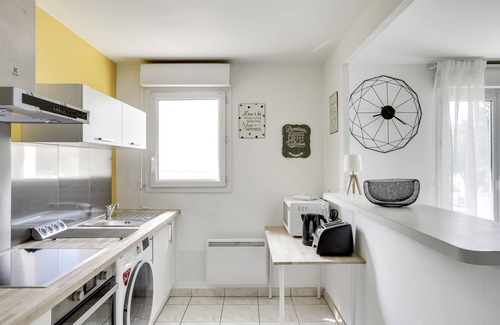 Chanteloup-les-Vignes Apartment | Quiet F2 Near Paris: Spa, Kitchen & High Guest Ratings