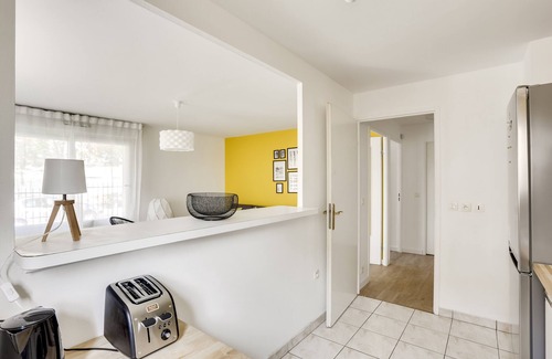 Chanteloup-les-Vignes Apartment | Quiet F2 Near Paris: Spa, Kitchen & High Guest Ratings