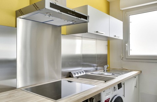 Chanteloup-les-Vignes Apartment | Quiet F2 Near Paris: Spa, Kitchen & High Guest Ratings