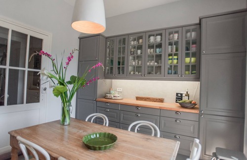 Bonnes House | Inviting Family Retreat by the River with Pet-Friendly Options