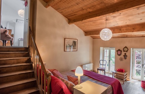 Bonnes House | Inviting Family Retreat by the River with Pet-Friendly Options