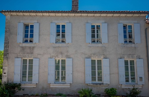 Bonnes House | Inviting Family Retreat by the River with Pet-Friendly Options