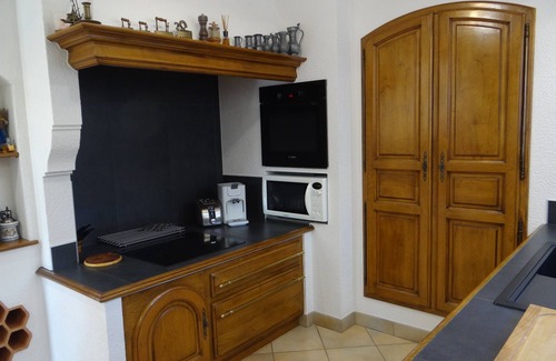 Entraigues-sur-la-Sorgue Villa | Experience Comfort in a 6-Person Villa with Pool & Views