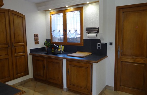 Entraigues-sur-la-Sorgue Villa | Experience Comfort in a 6-Person Villa with Pool & Views
