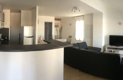 Saintes-Maries-de-la-Mer Apartment | Charming Apartment in Village Center with Ocean View