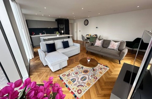 Castlefield Apartment | Elegant High-End Manchester Apartment for 6 Guests