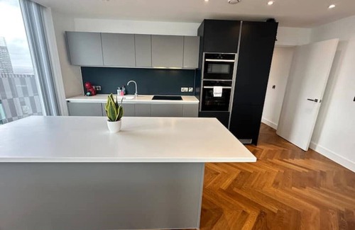 Castlefield Apartment | Elegant High-End Manchester Apartment for 6 Guests